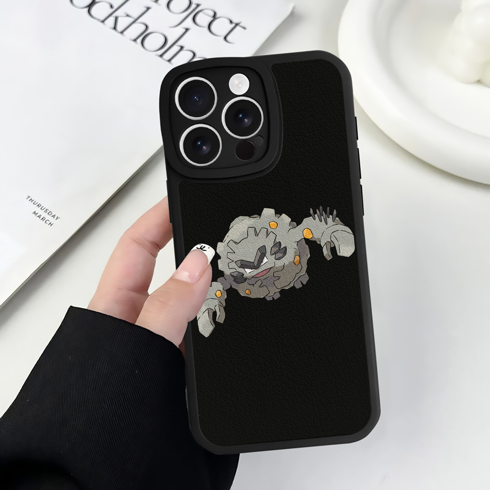 （画像用） ポケットモンスター Pokémon 【iPhone 16シリーズ対応】シリコンスマホケース（レザー調） 材質：シリコン